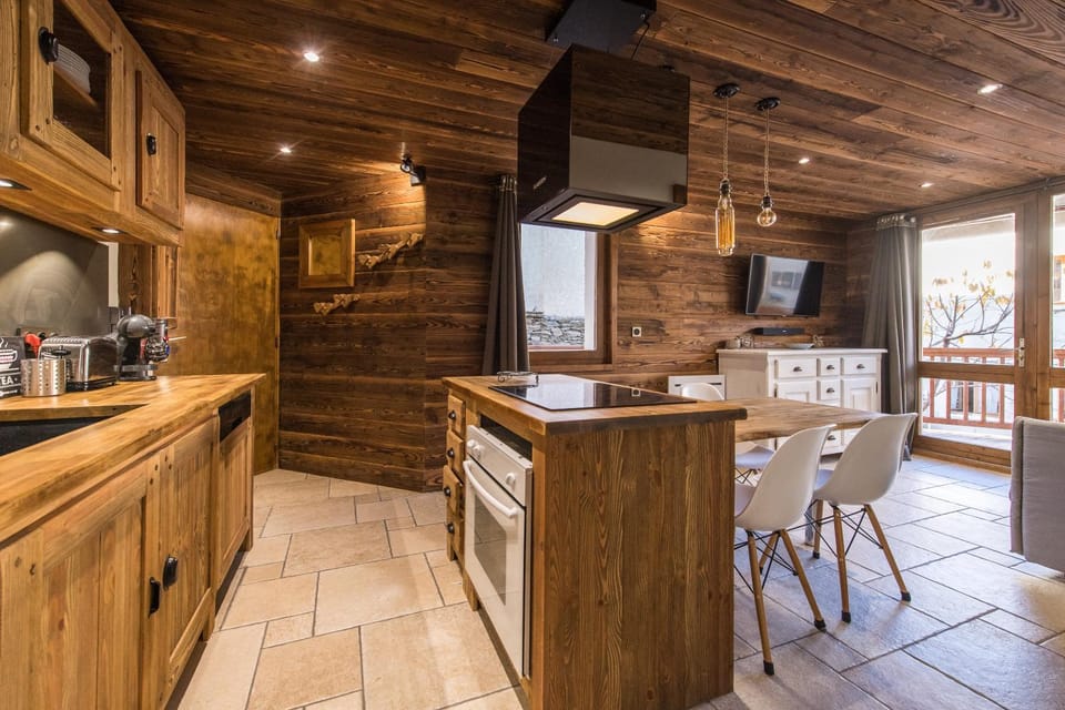 Kitchen or kitchenette, Dining area