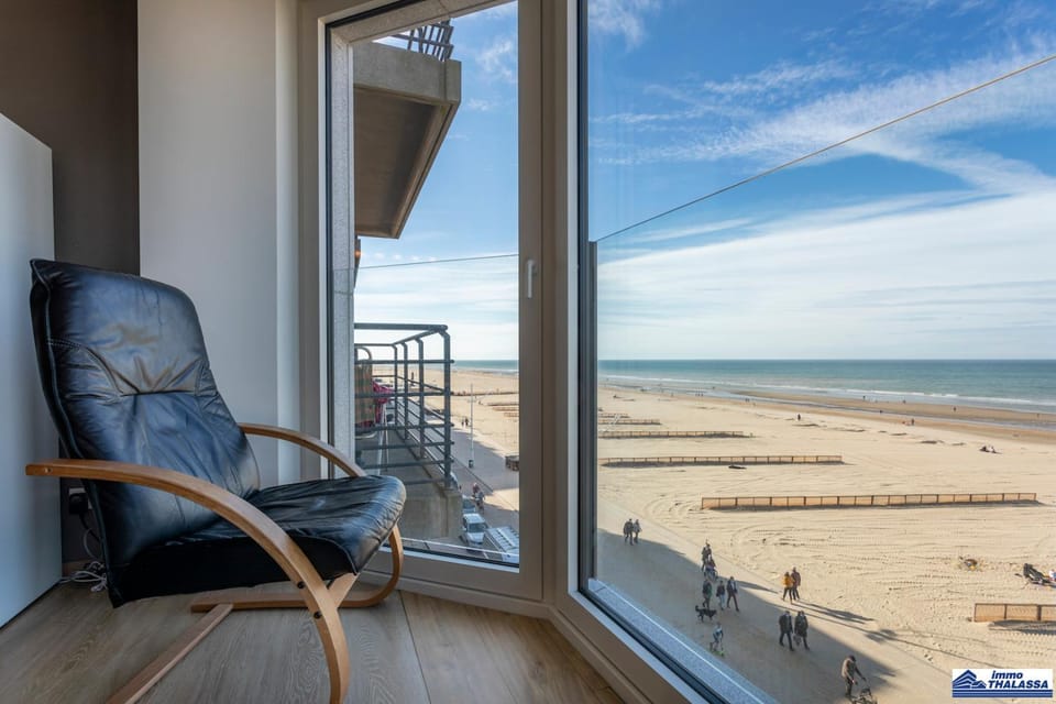 Valentino 0401 - 2 bedrooms 6p - stunning sea view - centrally located Apartment in Koksijde