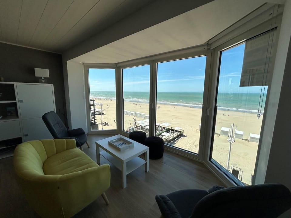 Valentino 0401 - 2 bedrooms 6p - stunning sea view - centrally located Apartment in Koksijde