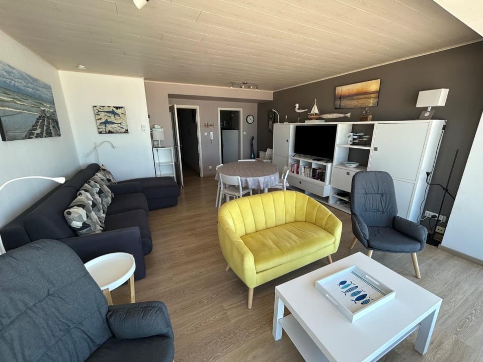 Valentino 0401 - 2 bedrooms 6p - stunning sea view - centrally located Apartment in Koksijde