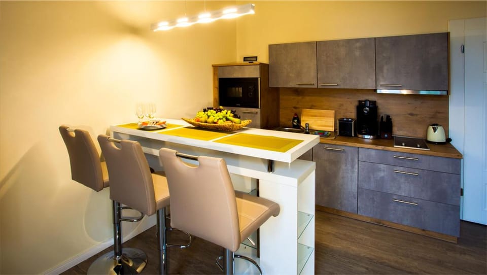 Coffee/tea facilities, Kitchen or kitchenette, Seating area, Dining area, Food, Area and facilities, pet friendly, stove, kitchen