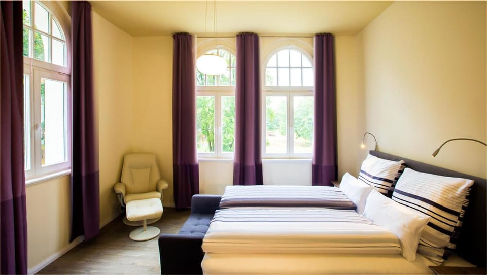 Bed, Photo of the whole room, Seating area, Bedroom