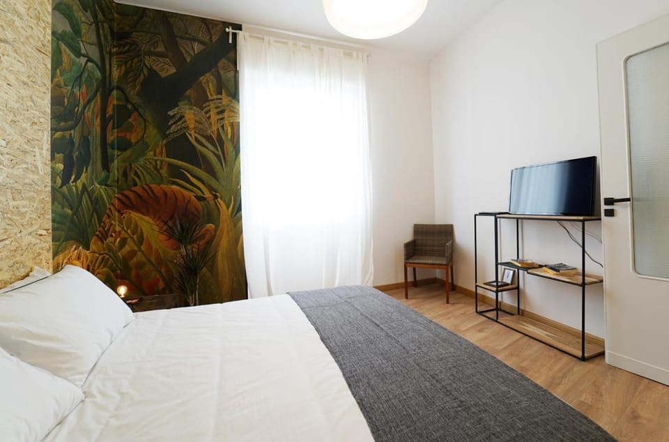 Bed, TV and multimedia, Photo of the whole room, Bedroom