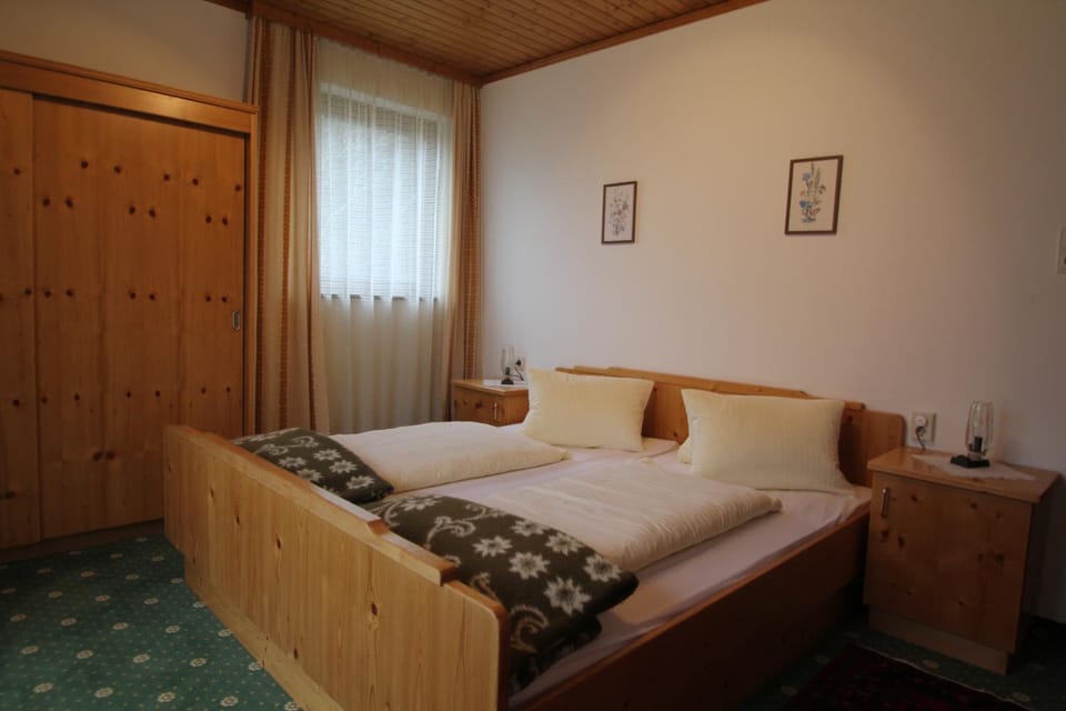 Photo of the whole room, Decorative detail
