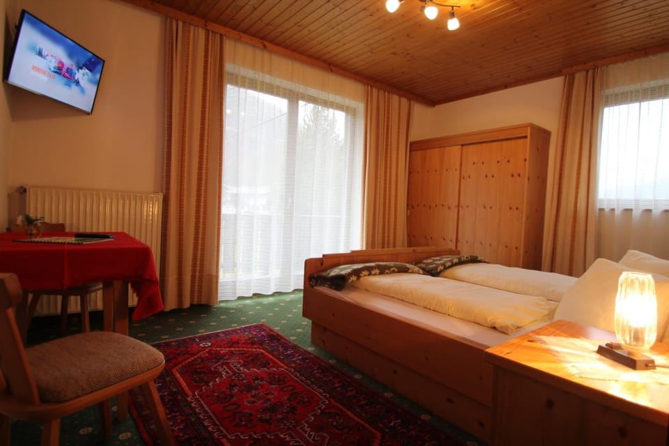 Photo of the whole room, Decorative detail