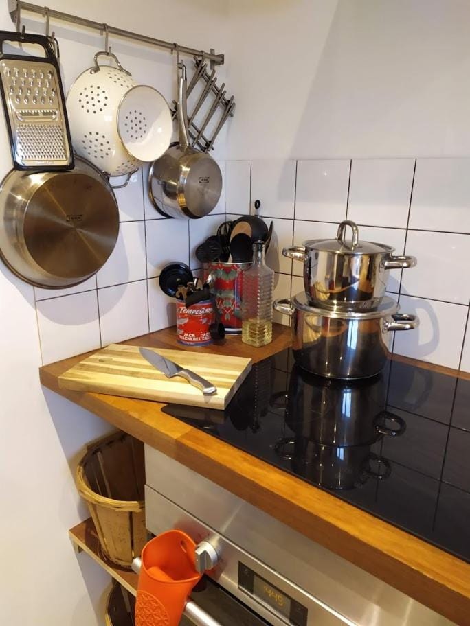 Coffee/tea facilities, Kitchen or kitchenette, stove, toaster