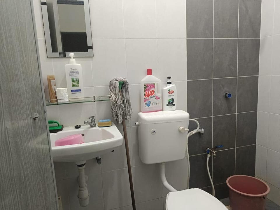 Toilet, Property building, Bathroom