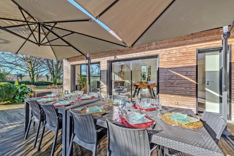 Patio, Spring, Day, Balcony/Terrace, Balcony/Terrace, Food and drinks, Dining area, Food