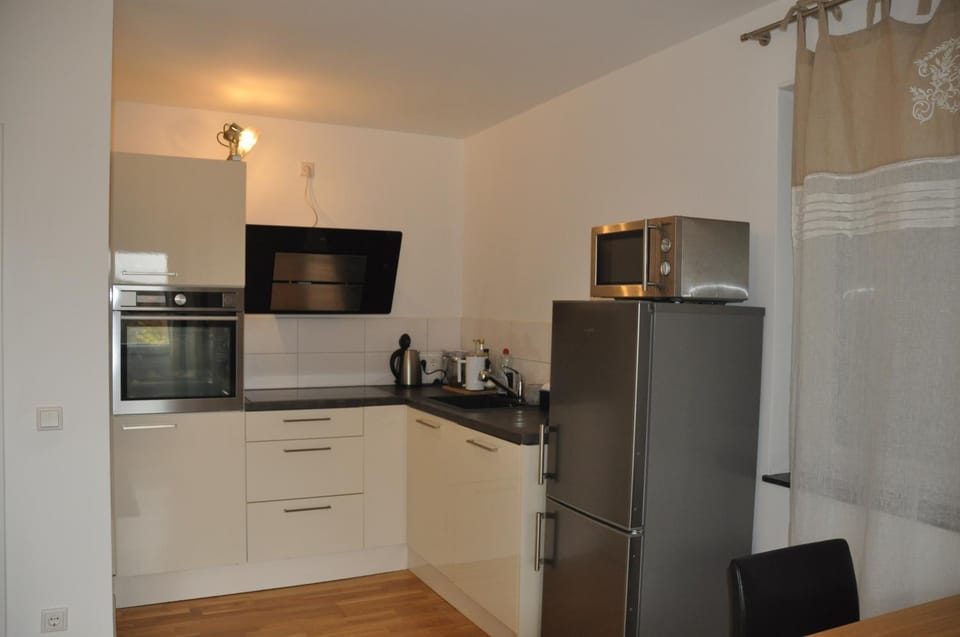 Coffee/tea facilities, Kitchen or kitchenette, dishwasher, oven, toaster