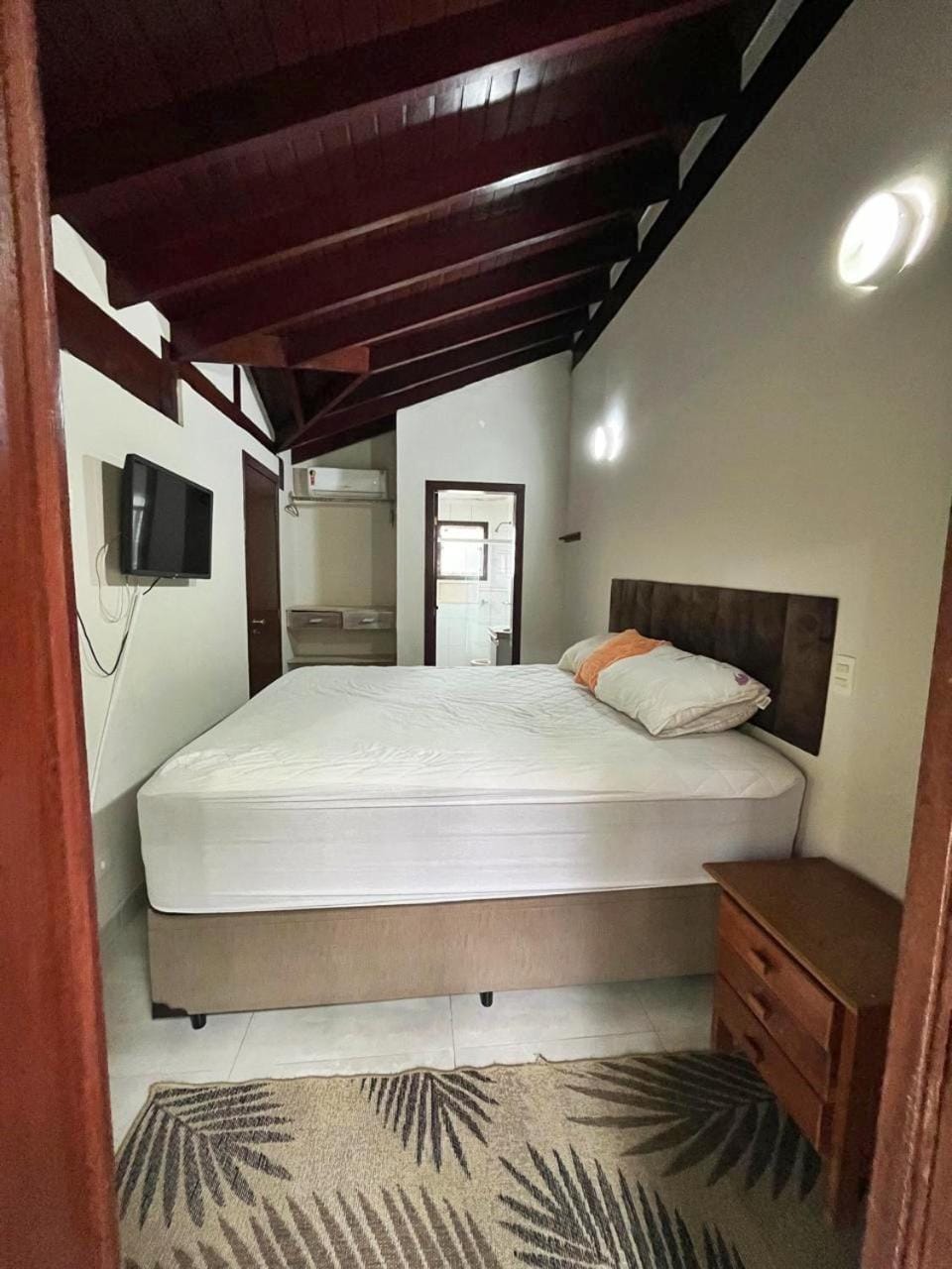 Bed, TV and multimedia, Photo of the whole room, Bedroom, air conditioner