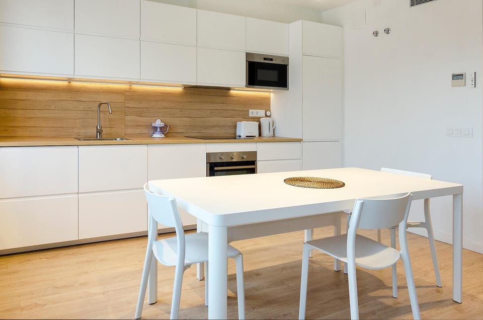 Kitchen or kitchenette, Dining area