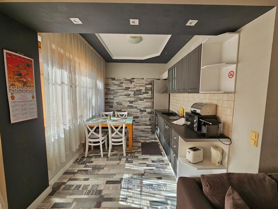 Kitchen or kitchenette, Dining area, stove, toaster