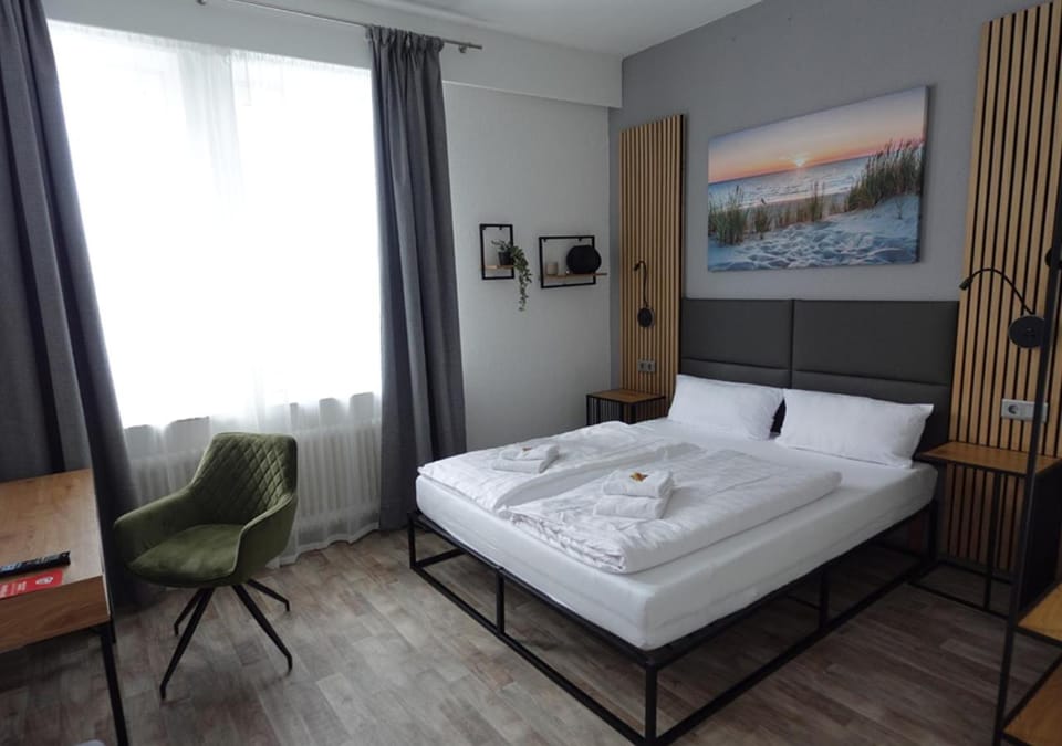 Bed, Photo of the whole room, Seating area, Bedroom