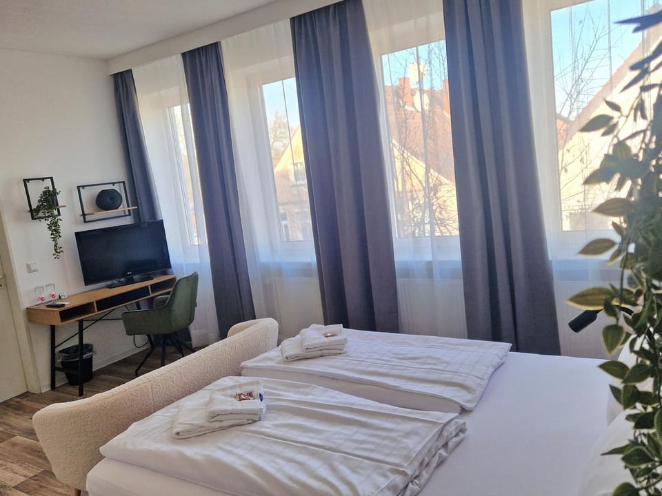 Bed, TV and multimedia, Photo of the whole room, Seating area, Bedroom