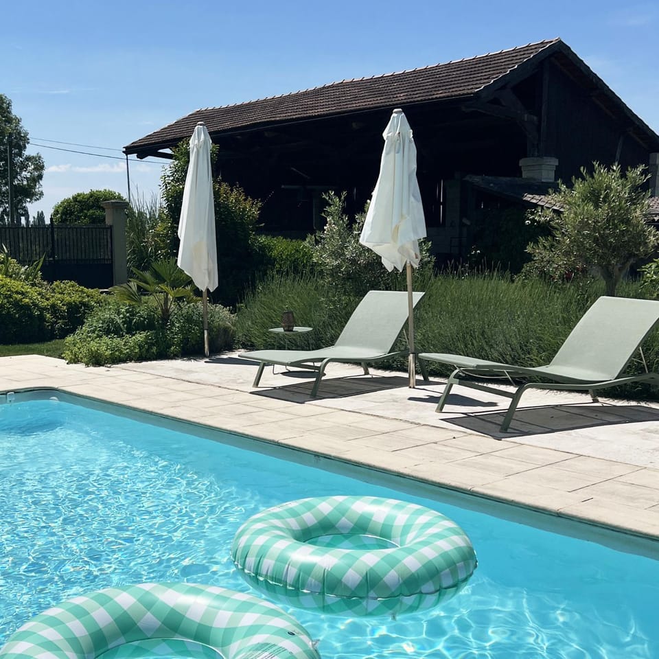 Swimming pool, sunbed