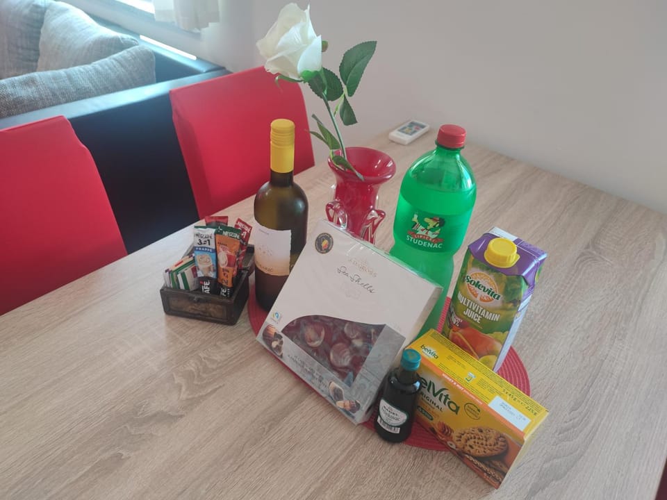 Food and drinks, Food, Drinks