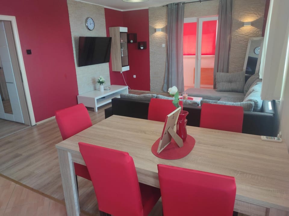 TV and multimedia, Living room, Seating area, Dining area