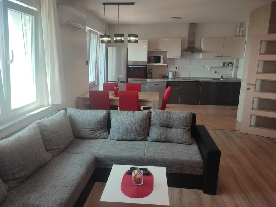 Living room, Seating area, Dining area, minibar, pet friendly