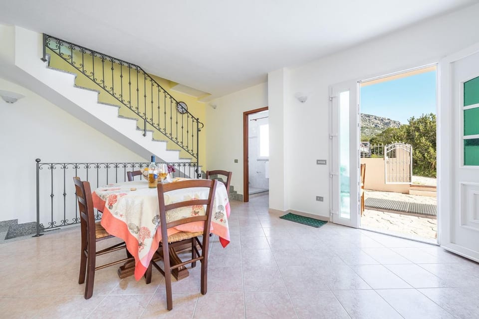 Facade/entrance, Living room, Dining area