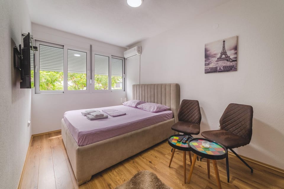 Bed, Living room, Seating area