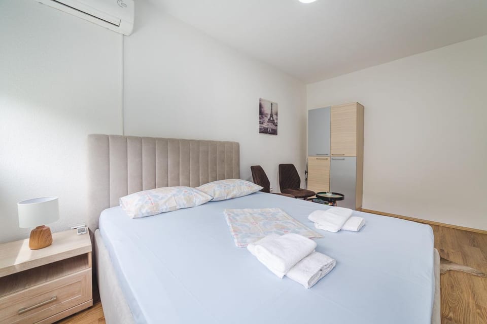 Bedroom, air conditioner