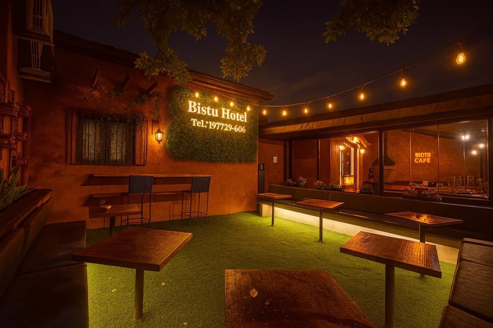 Property building, Restaurant/places to eat, Facade/entrance, Night, Seating area, Dining area, Street view