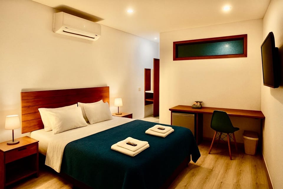 Bed, TV and multimedia, Photo of the whole room, Bedroom, minibar, towels, air conditioner