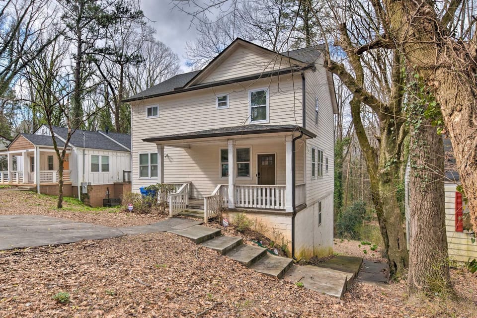Chic Atlanta Home < 4 Mi to Mercedes-Benz Stadium! House in Atlanta