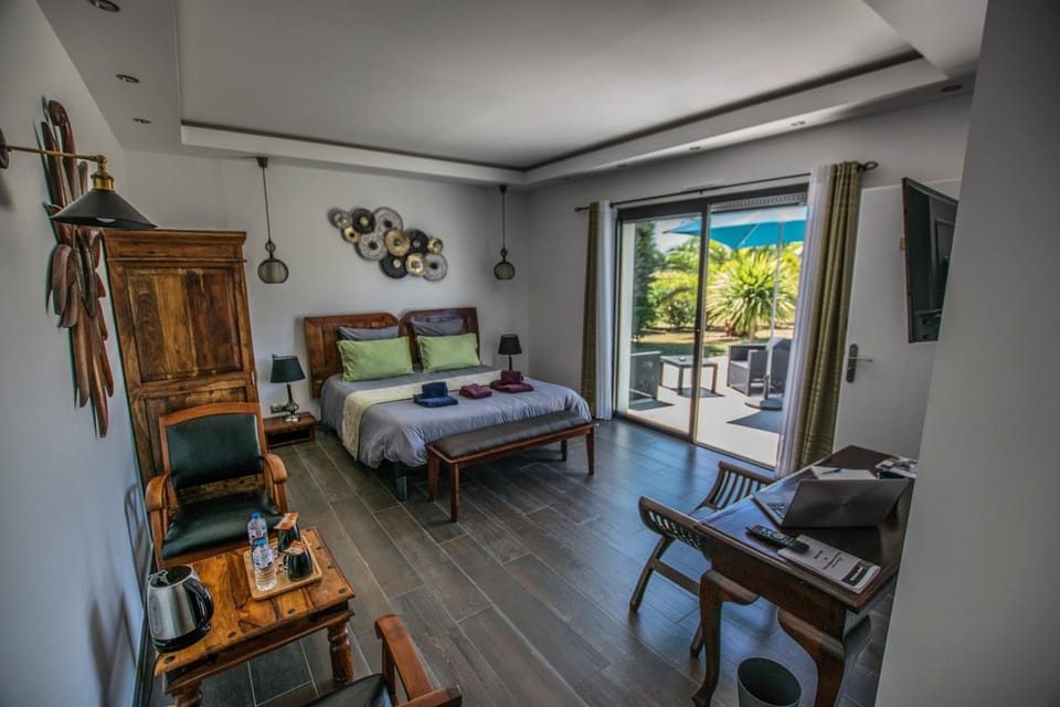 Bed, View (from property/room), Balcony/Terrace, Photo of the whole room, Seating area, Bedroom