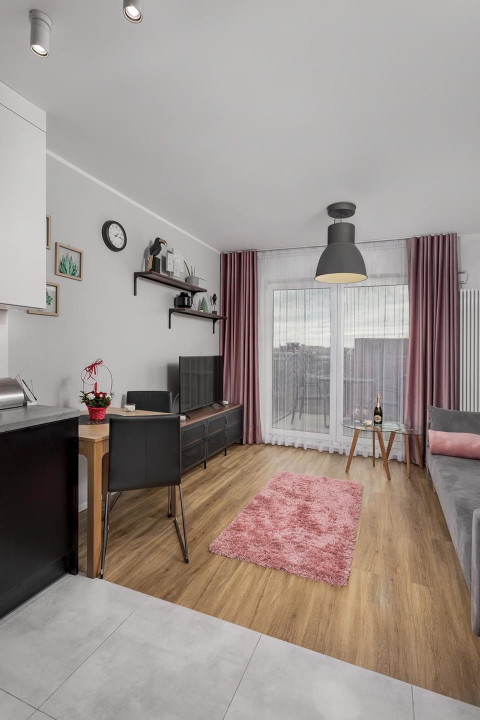Bed, Living room, Photo of the whole room, Seating area, Dining area, Bedroom