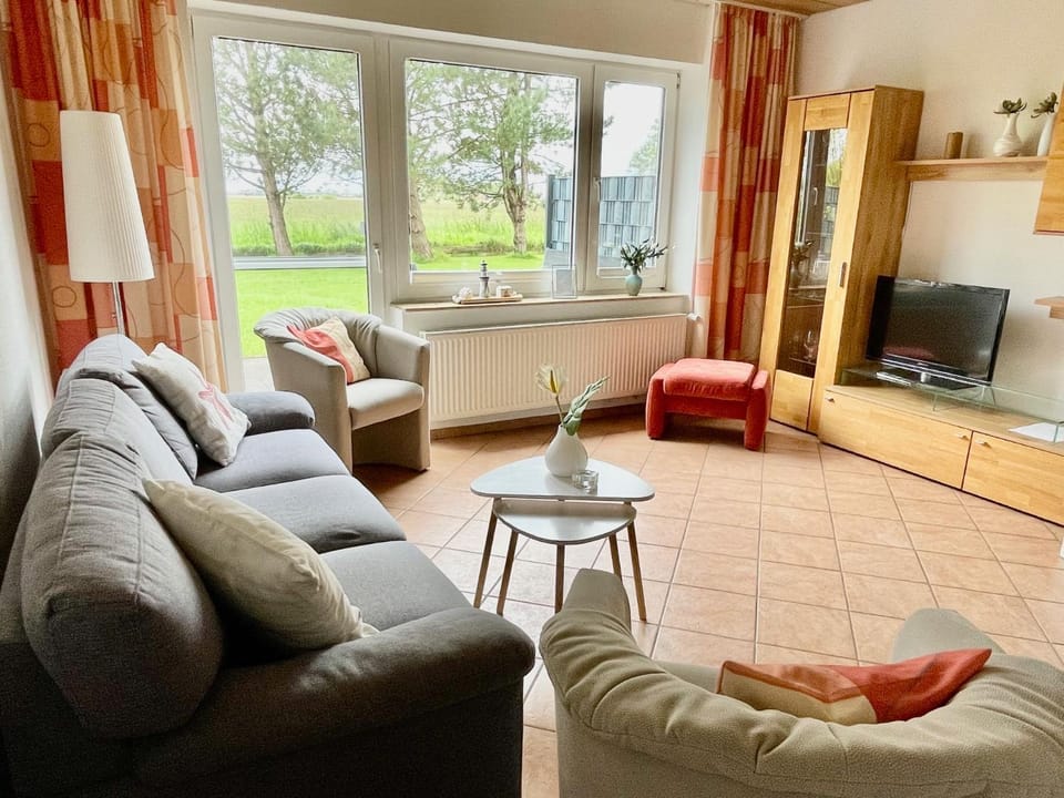 TV and multimedia, Living room, Seating area, Evening entertainment