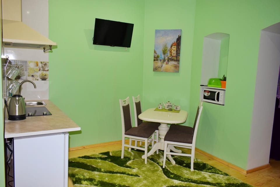 Kitchen or kitchenette, Dining area, stove