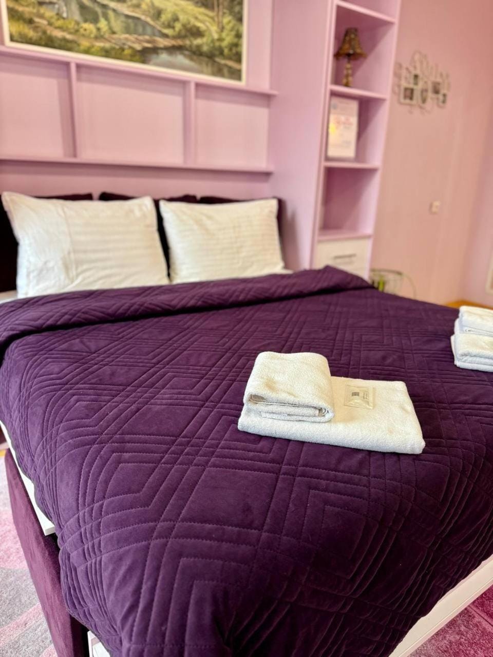 Bed, Bedroom, towels