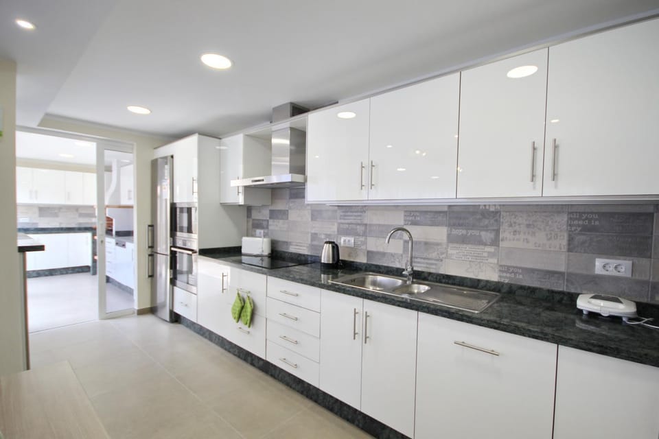 Kitchen or kitchenette, dishwasher, stove