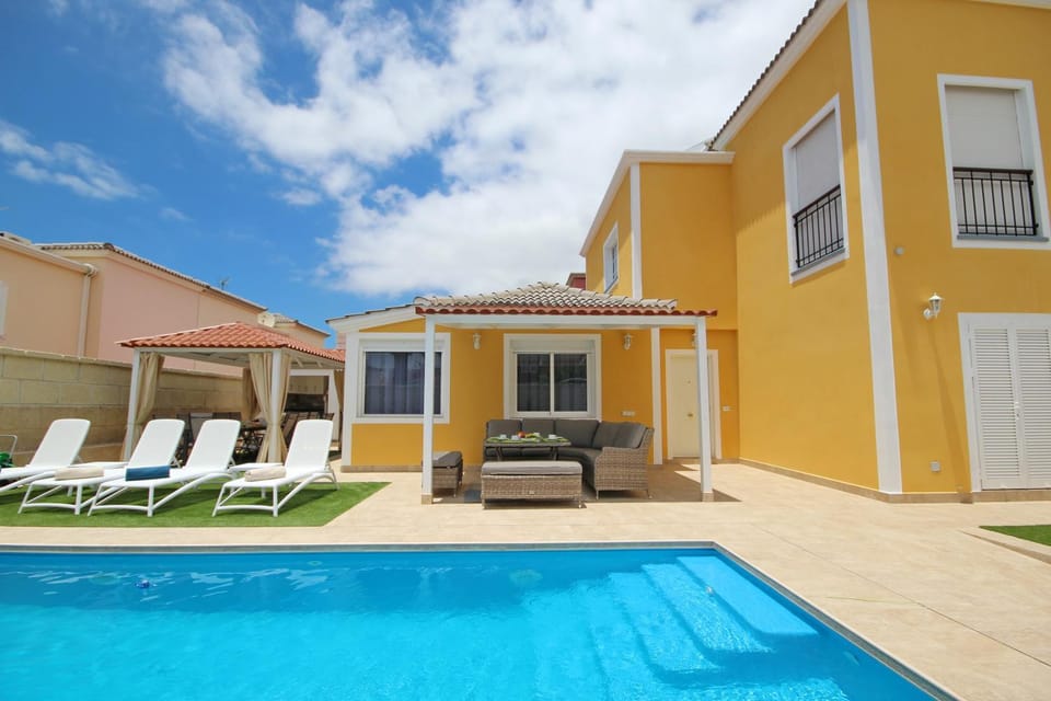 Property building, Swimming pool, sunbed