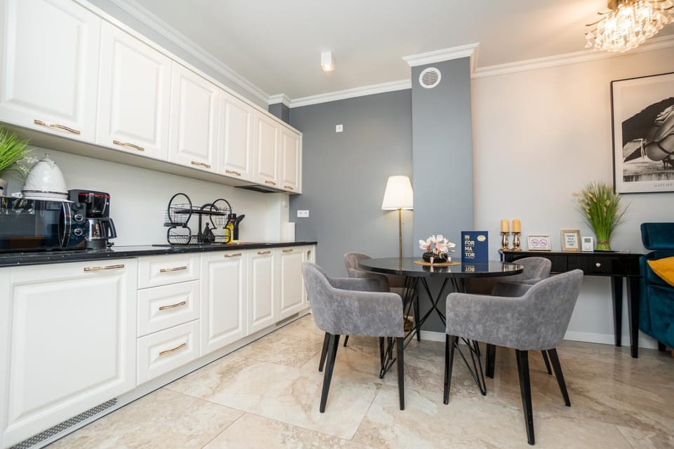 Kitchen or kitchenette, microwave, stove