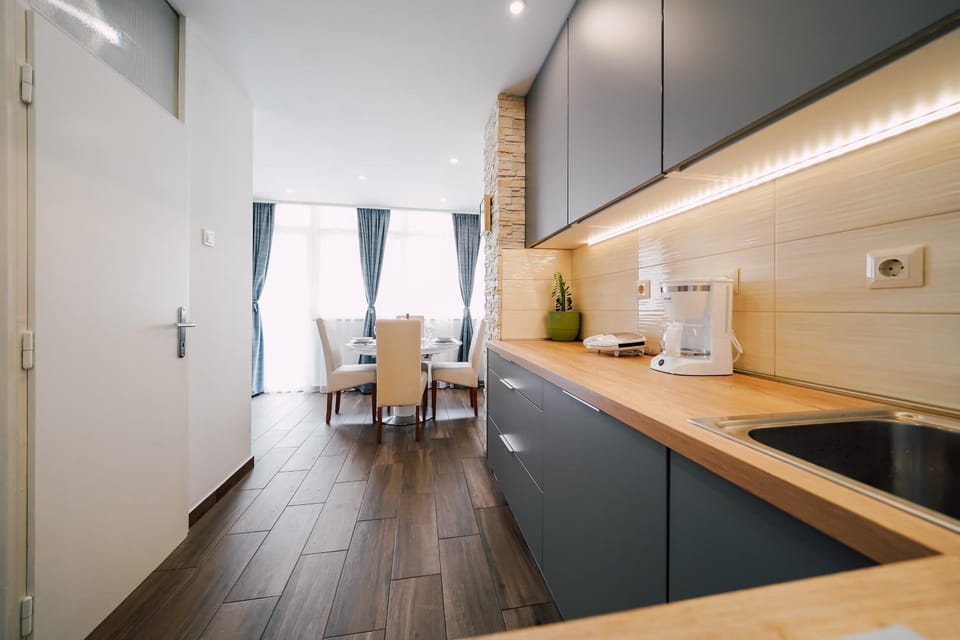 Kitchen or kitchenette, Dining area
