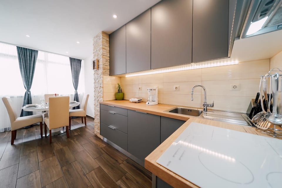 Kitchen or kitchenette, Dining area