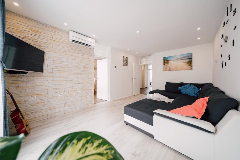 Communal lounge/ TV room, TV and multimedia, Living room, Seating area