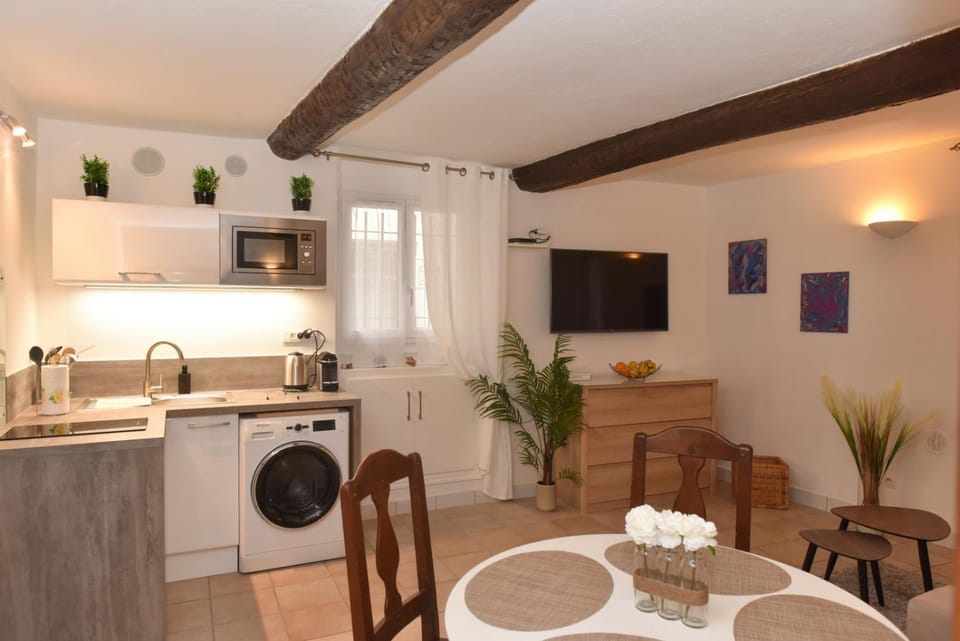 Kitchen or kitchenette, Dining area, minibar, stove, toaster, washing machine