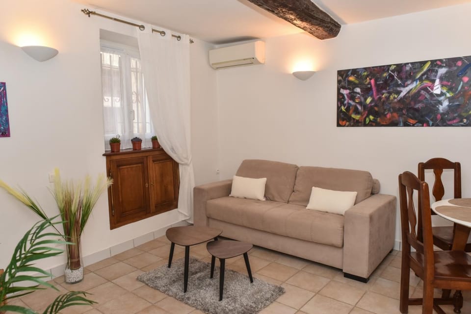 Living room, Seating area, air conditioner