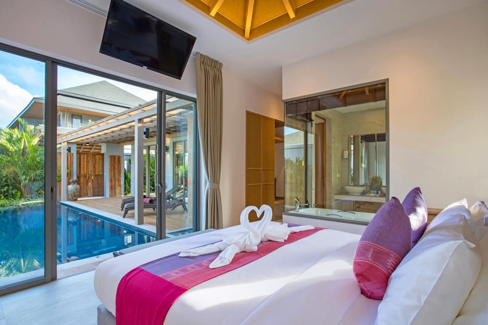 Bed, TV and multimedia, Photo of the whole room, Bedroom, Pool view