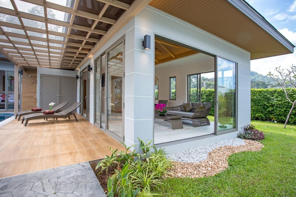 Property building, Patio, Day, Garden, Balcony/Terrace, Living room, Seating area, sunbed