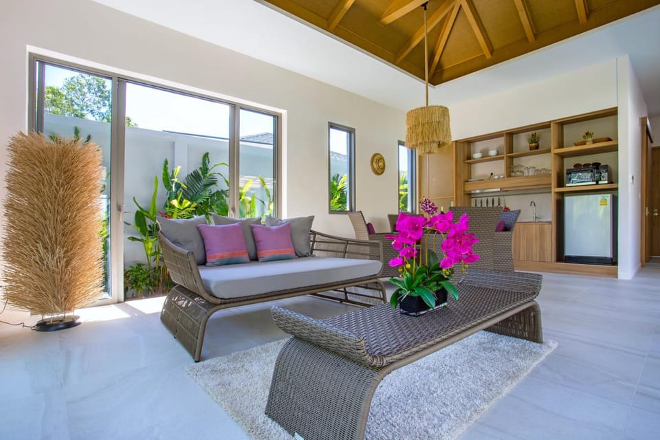 Living room, Seating area, Dining area