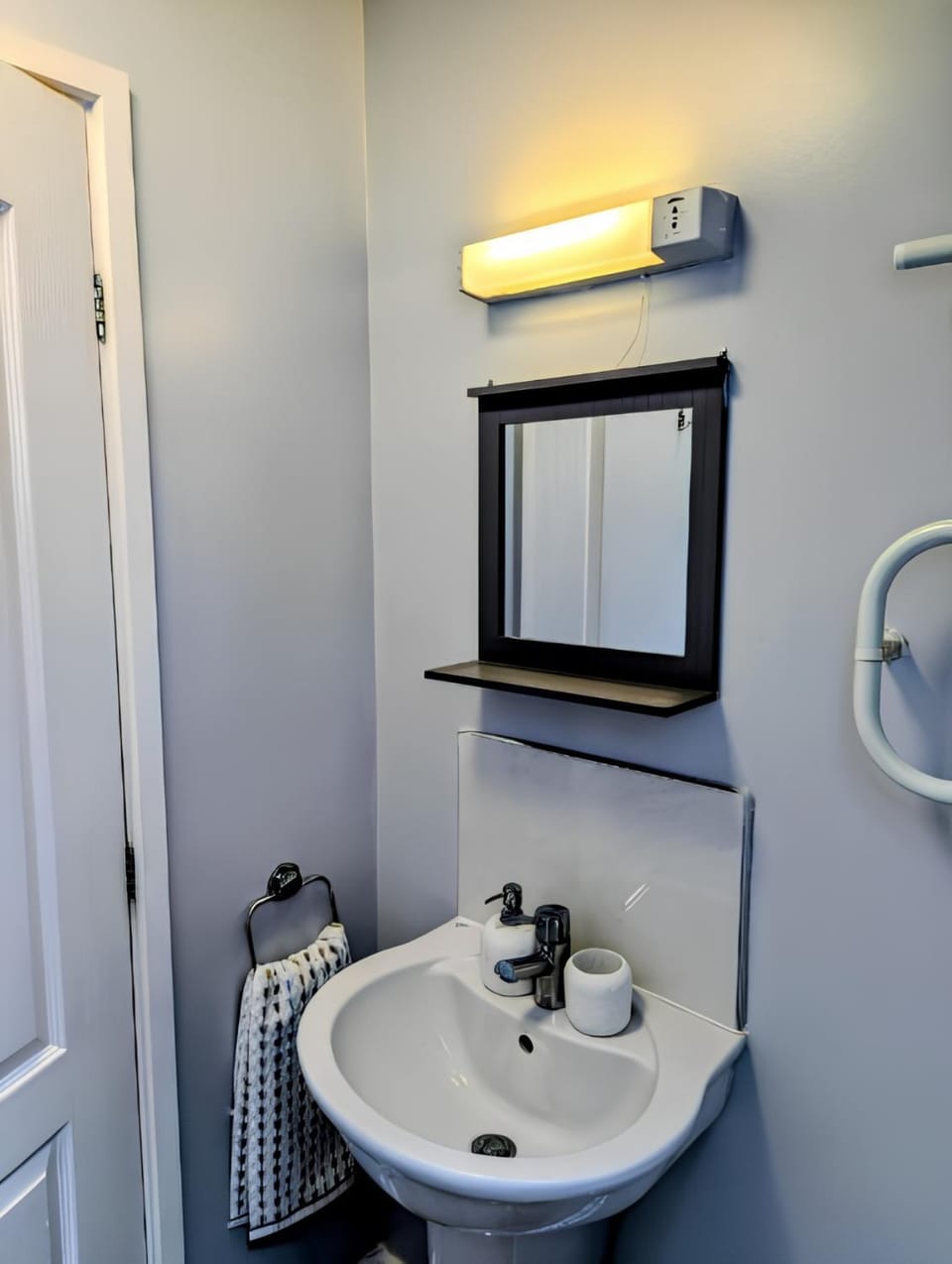 Sunflower Apartment, recently renovated stylish dog-friendly two bedroom apartment near Tenby with outdoor space Apartment in Saint Florence