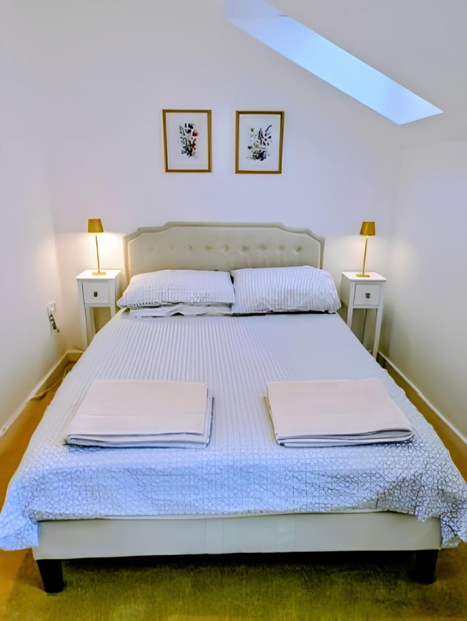 Sunflower Apartment, recently renovated stylish dog-friendly two bedroom apartment near Tenby with outdoor space Apartment in Saint Florence