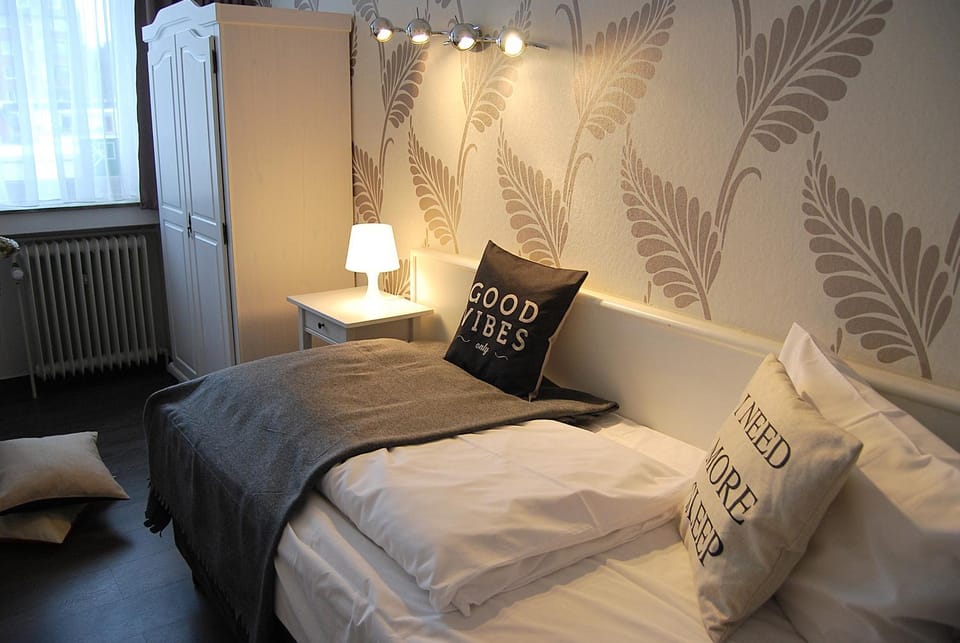 Bed, Photo of the whole room, Decorative detail, Bedroom