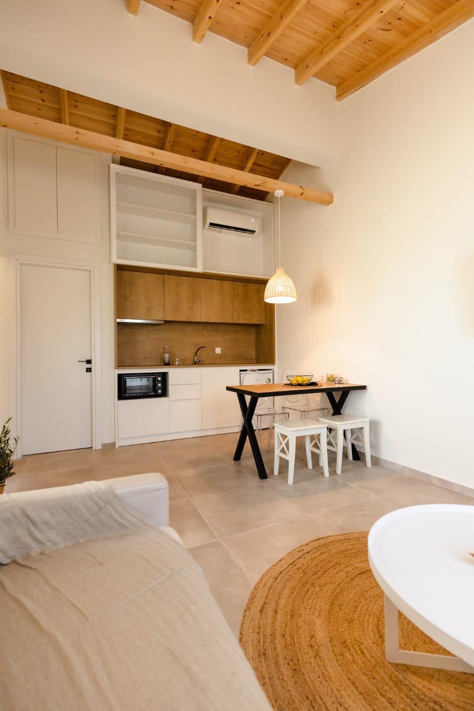 Kitchen or kitchenette, Living room, Seating area, Dining area