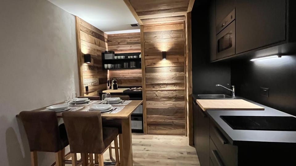 Coffee/tea facilities, Kitchen or kitchenette, Dining area, dishwasher, oven, stove, kitchen