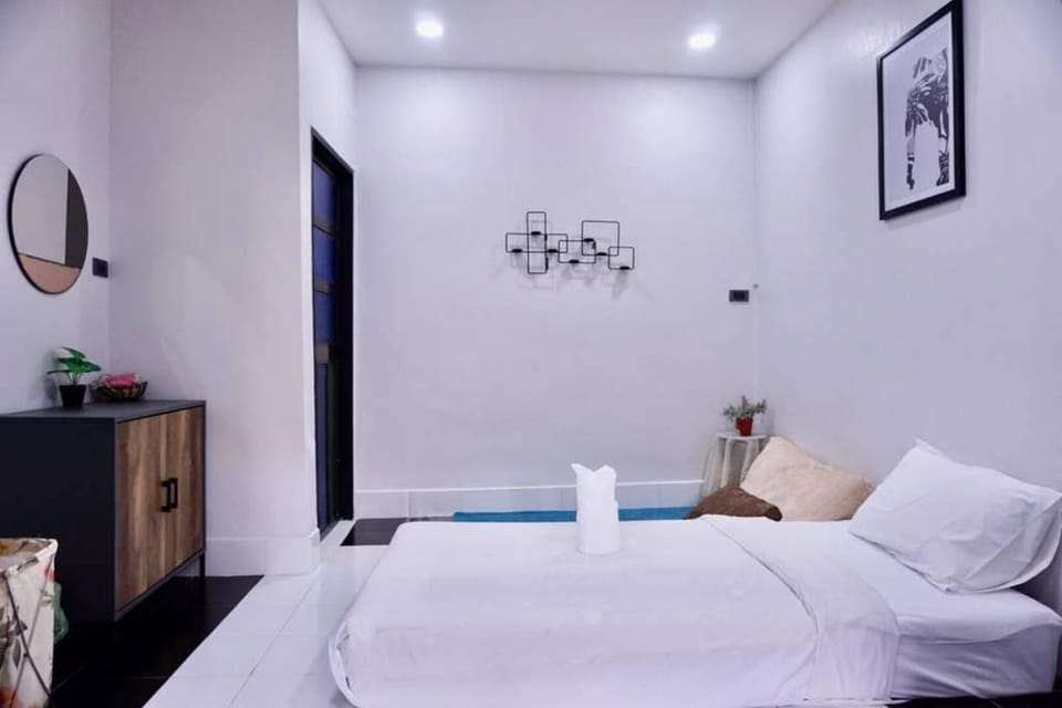 Bed, Photo of the whole room, Bedroom, towels